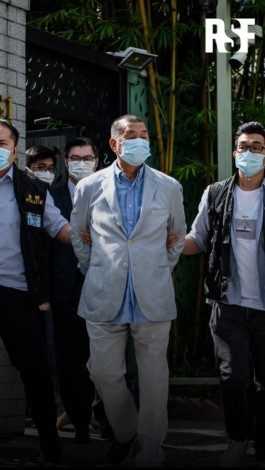 Jimmy Lai’s daughter, Claire Lai,  said her father’s nails had turned “almost purple, grey and greenish before they fell off and his teeth are getting rotten.” He is also at risk of dying from complications from diabetes and extreme weight loss.
Jimmy Lai has been in arbitrary detention for almost five years. Given his age and chronic illnesses, each passing day increases the risk that he may die in prison.
The founder of the now-defunct Apple Daily, who will turn 78 next week, is subjected to harsh conditions of solitary confinement, restricted to just 50 minutes of “exercise” per day in a metal box, with barely any access to natural light.
His case demands urgent action from democratic world leaders, as any further delay puts his life in danger.
–
La fille de Jimmy Lai, Claire Lai, a déclaré cette semaine que les ongles de son père étaient “devenus presque violets, gris et verdâtres avant de tomber” et que “ses dents pourrissaient”. Sa santé est également fragilisée par des complications liées à son diabète et à une perte de poids importante.
Cela fait presque cinq ans que Jimmy Lai est détenu arbitrairement. Compte tenu de son âge et de ses maladies chroniques, chaque jour qui passe accroît le risque qu’il meure en prison.
Privé de liberté depuis décembre 2020, le patron de presse, qui fêtera ses 78 ans la semaine prochaine, est soumis à des conditions d’isolement drastiques : il est limité à seulement 50 minutes d’exercice par jour dans une cage, avec un accès quasi inexistant à la lumière naturelle.
Sa situation nécessite une action urgente de la part des dirigeants des démocraties, car tout retard met sa vie en danger.