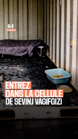 En #Azerbaïdjan, la prison est devenue un outil de censure. Emprisonnée depuis 800 jours, Sevinj Vagifgizi paie le prix de son journalisme d’investigation. Ses enquêtes sur la corruption du régime lui ont valu la prison, à l’image de celles de 24 autres journalistes emprisonnés dans cet État autoritaire du Caucase.
Le conteneur, d’à peine quatre mètres carrés, a été déposé place de la République, à Paris. Cette surface correspond à celle d’une cellule d’isolement en centre de détention provisoire, où de nombreux journalistes sont détenus, parfois pendant de longues années.
Pour dénoncer la répression qui frappe les médias, nous avons lancé une mobilisation internationale en reconstituant leurs conditions de détention au cœur de Paris, Berlin et Berne.
–
In Azerbaijan, prison has become a tool of censorship. Imprisoned for 800 days, Sevinj Vagifgizi is paying the price for her investigative work on corruption within the regime, as are the 24 other Azerbaijani journalists currently behind bars in the authoritarian Caucasus state.
A container barely four square metres large — the same size as the solitary confinement cells of jailed Azerbaijani journalists — appeared at Place de la Republique, in the heart of Paris. 
To draw attention to and condemn the repressive measures targeting media professionals in the country, we have recreated their prison conditions in the heart of Paris, Berlin and Bern. @abzasmedia