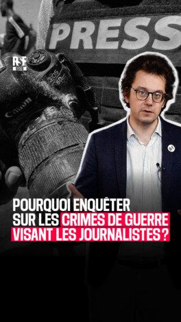 Vous souvenez-vous de la mort de la journaliste américaine Marie Colvin et du photoreporter français Rémi Ochlik ?

Le Syrian Investigative Reporting for Accountability Journalism (SIRAJ) et Reporters sans frontières ont pu s’entretenir avec des témoins clés du bombardement du centre de presse de Homs, en Syrie, au cours duquel la journaliste américaine Marie Colvin et le photoreporter français Rémi Ochlik ont été tués. Quatorze ans après les faits, le caractère délibéré de la frappe ne fait plus aucun doute comme le confirme notre enquête.

Thibaut Bruttin, directeur général de RSF, explique pourquoi est-il essentiel d’enquêter sur les crimes de guerre commis contre les journalistes, même des années plus tard.

————

Syrian Investigative Reporting for Accountability Journalism (SIRAJ) and Reporters Without Borders (RSF) interviewed key witnesses to the 2012 shelling of the press centre in Homs, a city in western Syria, which killed US journalist Marie Colvin and French photojournalist Rémi Ochlik. Fourteen years after the event, our joint investigation confirms that the strike was deliberate.

Thibaut Bruttin, Secretary General of RSF, explains why it is essential to investigate war crimes committed against journalists, even years later.
