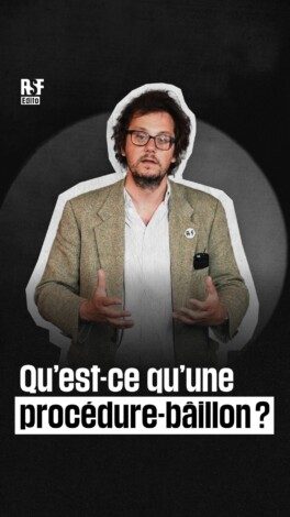 Quand des chefs d’entreprises, politiciens..détournent le droit pour harceler et épuiser les journalistes…On appelle ça une “Procédure-bâillon” Le but ? Étouffer des affaires et servir d’exemple pour effrayer les prochains journalistes qui auraient l’idée de s’y intéresser.
 
Thibaut Bruttin, directeur général de RSF, revient sur la directive européenne dite “anti-SLAPP” visant à protéger toute personne participant au débat public, dont les journalistes, contre les procédures judiciaires abusives . Ces “procédures-bâillons” sont destinées, non pas à obtenir justice, mais à les intimider, à les épuiser financièrement, et in fine à dissuader toute critique sur des sujets d’intérêt général.
 
Les États membres disposaient de deux ans pour transposer cette directive dans le droit national. Or, force est de constater que seule une poignée d’entre eux ont tenu leur engagement. 
 
–
 
When business leaders or politicians misuse the law to harass and crush journalists, they’re said to be using gag suits or “SLAPPs” (Strategic Lawsuits Against Public Participation). The purpose is to silence coverage of sensitive stories and set an example that deters other journalists who might be tempted to investigate them.
 
RSF director general Thibaut Bruttin discusses the European Union’s “anti-SLAPP” directive, which aims to protect anyone participating in the public debate, including journalists, from such arbitrary legal proceedings. “SLAPPs” are designed not to obtain justice, but to intimidate journalists, break them financially and ultimately discourage any criticism about matters of public interest.
 
EU member states had two years to transpose this directive into national law. But only a handful of them have actually complied with this obligation.