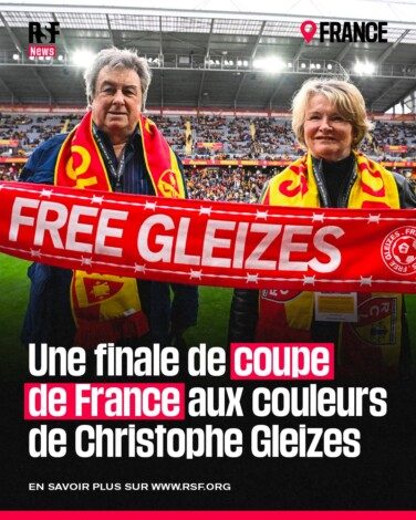 À l’occasion de la finale de la Coupe de France, RSF et la Fédération française de football (FFF) organisent un match aux couleurs de Christophe Gleizes

Plusieurs opérations symboliques auront lieu au Stade de France :
- Plus de 800 écharpes “Free Gleizes” distribuées en tribune officielle et aux journalistes
- Un coup d’envoi fictif donné par ses parents, Sylvie et Francis Godard
- Un marquage au sol #FREEGLEIZES sur la pelouse en bord de terrain pendant toute la durée du match

Parce que le football peut aussi défendre la liberté de la presse.

Lisez notre article sur rsf.org
