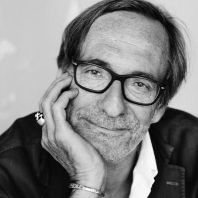 RSF exprime son plus sincère soutien aux proches de Jean-François Leroy, à l’annonce de la disparition du fondateur du festival « Visa pour l’image ». Promoteur du photojournalisme, il avait fait de Visa pour l’Image un grand rassemblement populaire (et gratuit !) pour tous les amoureux de l’image et les professionnels du secteur.
Depuis 1989, ce festival a accompagné et mis en lumière le travail de générations de photographes : Françoise Demulder, Alexandra Boulat, Laurent Van der Stockt, Rémi Ochlik, Véronique de Viguerie, Guillaume Herbaut… Sans relâche et sans concession, Jean-François Leroy a exposé les conflits du monde, convaincu qu’ouvrir les yeux de ses contemporains sur les réalités de notre époque était une nécessité. Une conviction que nous partagions avec lui et qui s’était concrétisée, en 2025, par une collaboration autour de l’exposition des 40 ans de RSF « Photographier le monde de demain », qu’il avait choisi de projeter dans son intégralité lors du festival.

La grande famille du photojournalisme perd aujourd’hui l’un de ses plus fervents défenseurs. 

📸 Stéphane Vanfleteren @stephanvanfleteren 

—————

RSF extends its deepest sympathies to the family and loved ones of Jean-François Leroy, following the announcement of the death of the founder of the Visa pour l’Image festival.
A tireless champion of photojournalism, he turned Visa pour l’Image into a major free public gathering for photography lovers and professionals alike.
Since 1989, the festival has supported and showcased the work of generations of photographers, including Françoise Demulder, Alexandra Boulat, Laurent Van der Stockt, Rémi Ochlik, Véronique de Viguerie and Guillaume Herbaut.
Jean-François Leroy brought the world’s conflicts into view tirelessly and without compromise, driven by the conviction that opening people’s eyes to the realities of our time was a necessity.
We share this belief, which culminated in our 2025 collaboration on RSF’s 40th-anniversary exhibition, “Shooting the World of Tomorrow,” which he chose to feature in the festival.

Today, the photojournalism community has lost one of its most passionate advocates.