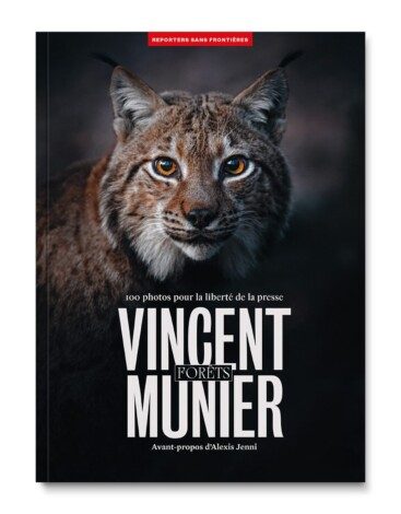 🌿 Comme l’écrit Alexis Jenni dans l’avant-propos de ce nouvel album RSF : « Par sa patience, Vincent Munier va chercher la beauté du vivant par la voie de l’immobilité, et nous la montre. Chacune de ses photos est un choc, une expérience d’intensité paisible. C’est là, on le sait maintenant, la révélation d’un monde saturé de présences. »

À votre tour, passez le week-end en forêt avec Vincent Munier et découvrez son regard unique sur le vivant.

📖 Album disponible partout au prix de 12,50 €.
📰 100 % des bénéfices financent les actions de RSF en faveur de la liberté de la presse.