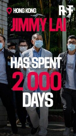 Jimmy Lai, founder of the Apple Daily newspaper, which was forcibly shut down, has been imprisoned in Hong Kong for 2,000 days—five and a half years.

The 78-year-old, a laureate of the RSF Press Freedom Award, was recently sentenced to 20 years in prison under spurious charges, the longest sentence ever handed to a journalist under the National Security Law. Given his advanced age, chronic health conditions, and the severe conditions of his detention, each passing day heightens the risk that Jimmy Lai could die in prison. 

His case requires immediate and decisive action from democratic leaders worldwide, as any further delay places his life in grave danger. We call on these leaders to press the Chinese authorities to free him without delay on medical grounds, so that he may be reunited with his family and receive the urgent care he so desperately needs.

Read our article at rsf.org or in the link in bio.

–
Jimmy Lai, fondateur du journal Apple Daily, forcé à la fermeture, est emprisonné depuis 2 000 jours – soit cinq ans et demi – à Hong Kong.

Ce patron de presse de 78 ans, lauréat du prix de la liberté de la presse de RSF, a été récemment condamné à 20 ans de prison sur la base d’accusations fallacieuses, la peine la plus longue jamais prononcée contre un journaliste en vertu de la loi sur la sécurité nationale. Compte tenu de son âge avancé, de ses problèmes de santé chroniques et des conditions de détention très difficiles, chaque jour qui passe accroît le risque que Jimmy Lai meure en prison.

Son cas exige une action résolue immédiate de la part des dirigeants démocratiques du monde entier, car tout nouveau retard met sa vie en grave danger. Nous appelons les dirigeants à faire pression sur les autorités chinoises afin qu’elles le libèrent sans délai pour raisons médicales, afin qu’il puisse retrouver sa famille et recevoir les soins médicaux urgents dont il a cruellement besoin.

Lisez notre article en entier sur rsf.org ou dans le lien en bio