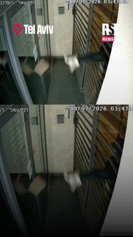 We condemn the vandalism of the office of the newspaper Haaretz on Wednesday. 

Carried out by a masked man, it comes after a similar attack on the premises of Channel 12. 

These attacks seek to instill fear in journalists — they must not be tolerated.
–
Nous dénonçons l’acte de vandalisme contre les locaux du média Haaretz qui a eu lieu à Tel Aviv ce mercredi. 

Cette attaque, par un homme masqué, fait suite à une autre, similaire, contre les locaux de Channel 12. 

Ces actes d’intimidation, qui instaurent un climat de peur, sont intolérables.