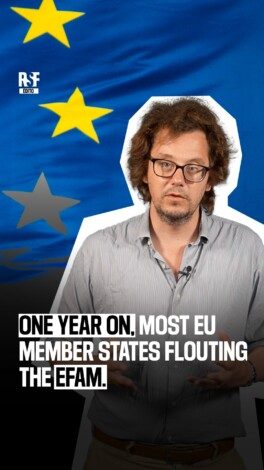 Member states of the European Union (EU) have had nearly a year to align their national legislation with the European Media Freedom Act (EMFA). Yet many countries are lagging — and it’s affecting the news in Europe.
The EMFA was adopted in 2024 to address serious problems for press freedom: political interference in public service media, threats to the confidentiality of journalists’ sources, opaque media ownership, the unfair allocation of state advertising benefiting certain outlets over others, and excessive media concentration via sales that risk threatening newsrooms’ editorial independence. All of these issues still plague the EU. 
We call on the EU governments with significant catching up to do to accelerate their reforms and address these persistent threats to media freedom. 
–
Près d’un an après l’entrée en vigueur du règlement européen sur la liberté des médias (European Media Freedom Act – EMFA), la majorité des États membres de l’Union européenne (UE) n’ont toujours pas adapté leur législation nationale.
Les problèmes majeurs qui ont conduit à l’adoption du règlement européen sur la liberté des médias en 2024 persistent : ingérences politiques dans les médias de service public, atteintes à la confidentialité des sources journalistiques, opacité de la propriété des médias, répartition inéquitable des budgets publicitaires étatiques et concentration excessive des médias sans garanties suffisantes d’indépendance éditoriale pour les titres acquis. 
Nous appelons les gouvernements des États membres qui accusent un retard important à accélérer les réformes nécessaires afin de répondre aux menaces persistantes qui pèsent sur la liberté des médias dans l’UE.