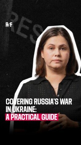 Covering Russia’s war in Ukraine: a practical guide for foreign reporters
Accreditation, access zones, useful contacts… While journalists can work in Ukraine even in wartime, there are certain essential rules they need to know to do their work properly.

Drawing on the experience of two Ukrainian fixers, Oleksandra Aleksandrenko and Rostyslav Tsyren, who have been working with foreign journalists in Ukraine since the start of Russia’s 2022 invasion, this guide was designed to answer the main questions foreign reporters may have before their assignment and during their stay in Ukraine. 

It outlines the legal framework within which the media operate, explains war-related access restrictions and key safety rules – including how to stay protected against Russian drones, which is also covered in a separate guide published by RSF – and provides a list of useful contacts. It also sets out the key principles of trauma-informed journalism to help reporters prepare their interviews.
—-

Couvrir la guerre russe en Ukraine : un guide pratique à destination des reporters étrangers.

Accréditations, zonages, contacts utiles… Si les journalistes peuvent librement travailler en Ukraine, certaines règles sont indispensables à connaître pour couvrir la guerre.

Ce guide est le fruit de l’expérience de terrain de deux fixeurs ukrainiens, Oleksandra Aleksandrenko et Rostyslav Tsyren, qui accompagnent des journalistes étrangers en Ukraine depuis le début de l’invasion russe à grande échelle en 2022. Il a été conçu pour répondre aux principales questions que peuvent se poser des reporters étrangers avant leur mission et pendant leur séjour en Ukraine. 

Il présente ainsi le cadre légal dans lequel les médias peuvent travailler, rappelle les contraintes d’accès liées à la guerre, les principales règles de sécurité, notamment face à la menace des drones russes qui fait l’objet d’un autre guide publié par RSF, et fournit une liste de contacts utiles. Il rappelle également les principes clefs du journalisme sensible aux traumatismes (trauma-informed journalism), utiles pour préparer des reportages.