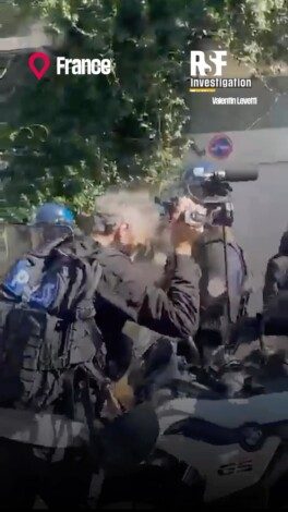 Frapper un journaliste, le menacer ou détruire son matériel porte gravement atteinte à la liberté de la presse et au droit de chacun à être informé.

Depuis le 21 septembre, nous avons recensé 12 cas de journalistes agressés physiquement ou intimidés verbalement par des membres des forces de l’ordre, des manifestants ou des tiers, alors qu’ils couvraient les mobilisations lycéennes et étudiantes, qui se déroulent en France depuis le 21 septembre.

Nous condamnons fermement ces violences et atteintes à la liberté de la presse. Les autorités doivent identifier les responsables et les faire répondre de leurs actes.

———

Assaulting a journalist, threatening them, or destroying their equipment seriously undermines press freedom and everyone’s right to be informed.

Since September 21st, we’ve documented 12 cases of journalists who were physically assaulted or verbally intimidated by law enforcement officers, protesters, or third parties while covering the protests by high school and university students across France.

We strongly condemn these acts of violence and these violations of press freedom. The authorities must identify those responsible and hold them accountable.