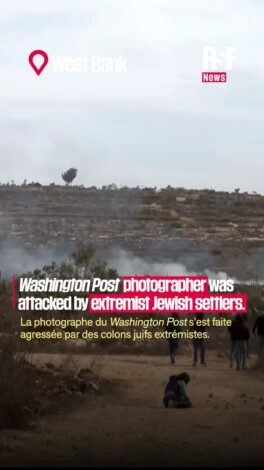 The videos of the assault on @washingtonpost photojournalist Heidi Levine are harrowing: several masked men appear to beat the senior reporter with sticks as she lies on the ground. 

This uncontrolled violence unleashed against the journalist — while she was covering an attack against Palestinian civilians harvesting olives in the village of Abu Falah, near Ramallah in the occupied West Bank — highlights the impunity with which extremist Jewish settlers operate, often under the protection of the Israeli armed forces. 

As perpetrators of crimes against journalists in the occupied Palestinian territories are all too rarely brought to justice in Israel, Israeli authorities must put an end to this impunity and prosecute the perpetrators of this heinous attack.
–
Les vidéos de l’agression de la photojournaliste du @washingtonpost, Heidi Levine, sont insoutenables. 

On y voit plusieurs hommes masqués s’acharner à coups de bâtons sur cette reporter chevronnée couchée au sol. 

Cette violence décomplexée, qui s’est déchaînée contre la journaliste alors qu’elle couvrait une attaque contre des civils palestiniens récoltant des olives dans le village d’Abu Falah, à proximité de Ramallah, en Cisjordanie occupée, témoignent de l’impunité dans laquelle agissent les colons juifs extrémistes, bien souvent sous la protection des forces armées israéliennes. 

Alors que les coupables de crimes contre des journalistes en territoires palestiniens occupés ne font que trop rarement l’objet de poursuites en Israël, les autorités israéliennes doivent mettre fin à cette impunité et poursuivre les auteurs de cette odieuse agression.